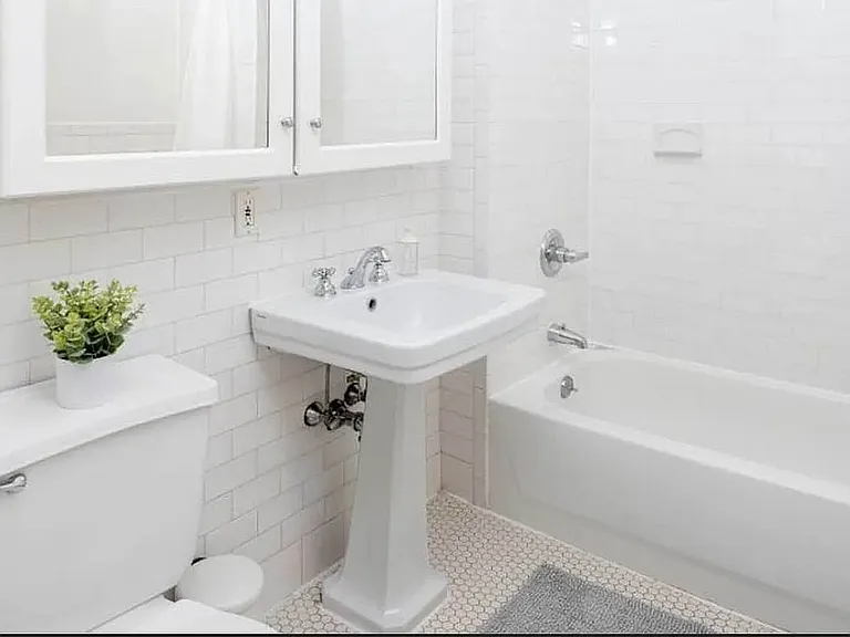 190 E 7th St #112 — Photo 10