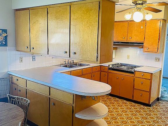 Kitchen and breakfast nook.