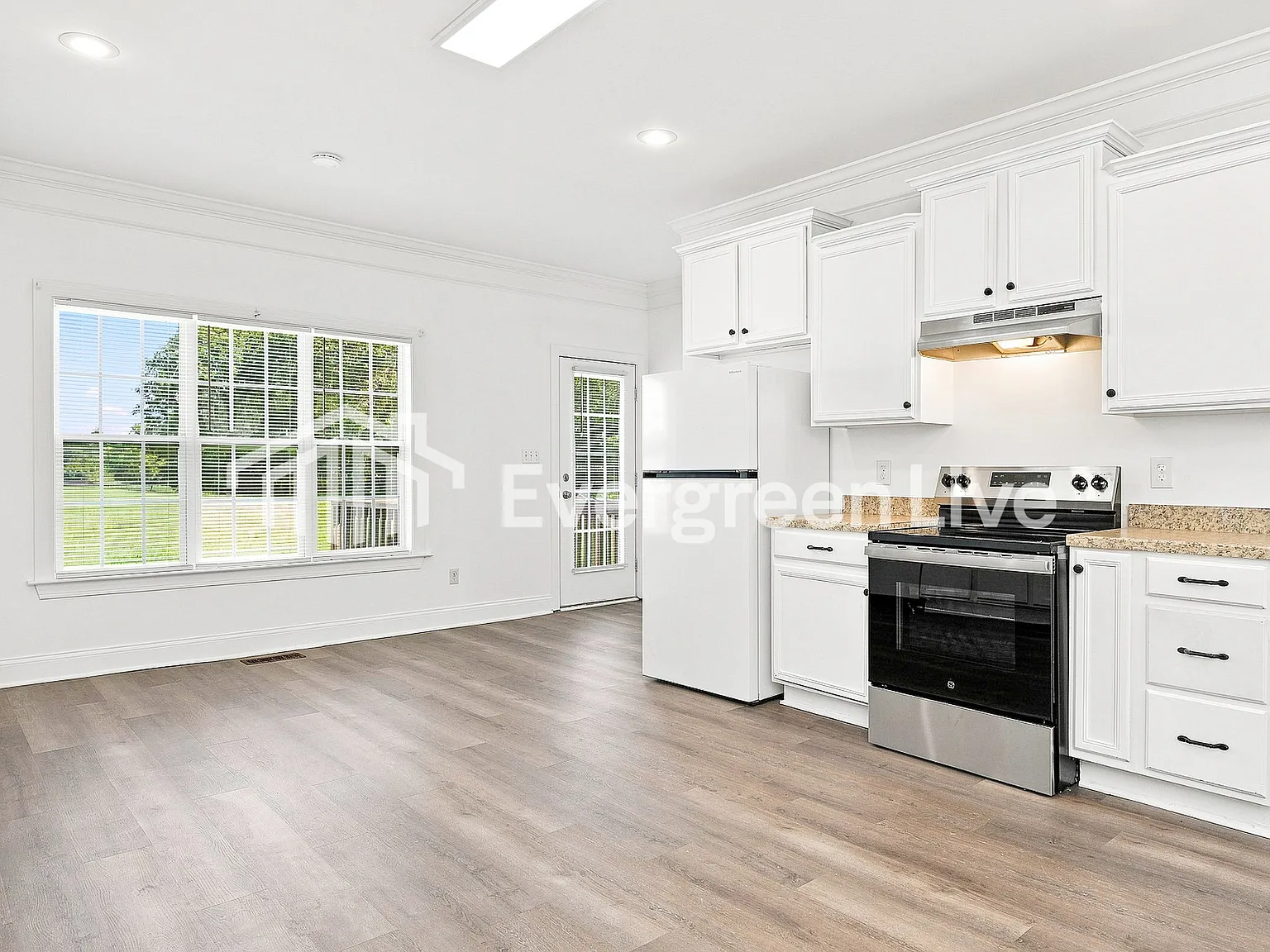 5 bed, 3.0 bath, 1753 sqft, $1,945 — Photo 3