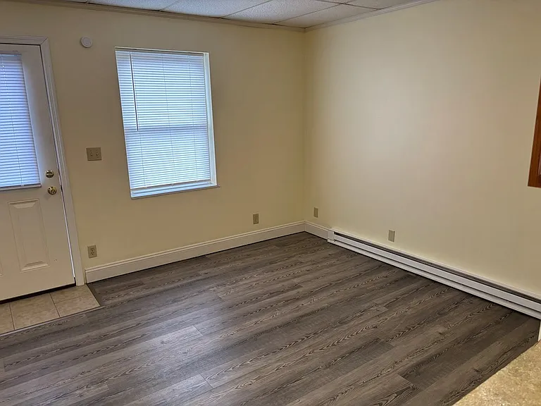 549 E State St #B — Photo 2
