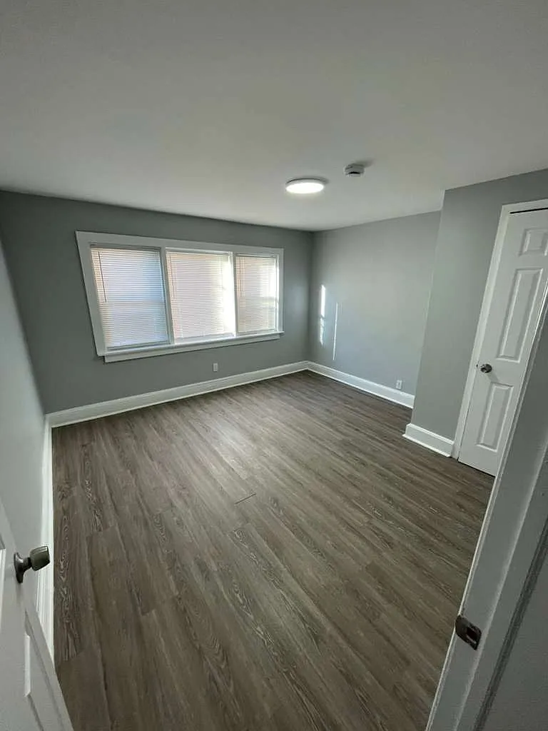 5 bed, 1.5 bath, $2,500 — Photo 2