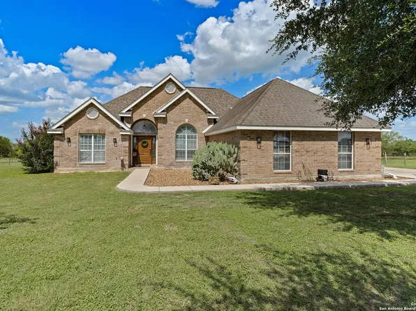 788 County Road 140, Floresville, TX 78114