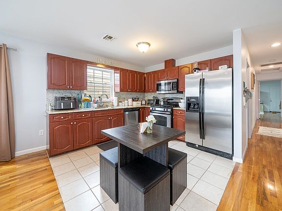 5th image of 171 Halladay St Floor 2