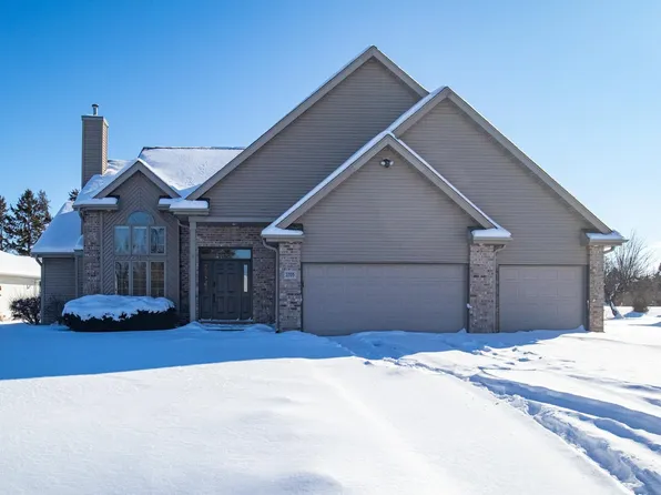 2705 Oakwood Cir, Oshkosh, WI 54904