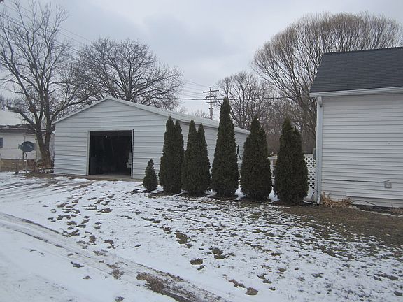 3rd image of 215 N Lincoln St