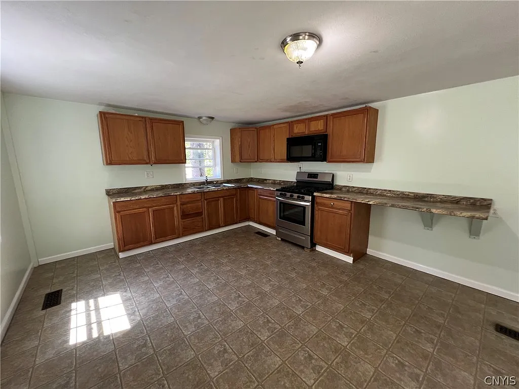 3 bed, 1.0 bath, 1741 sqft, $1,800 — Photo 2