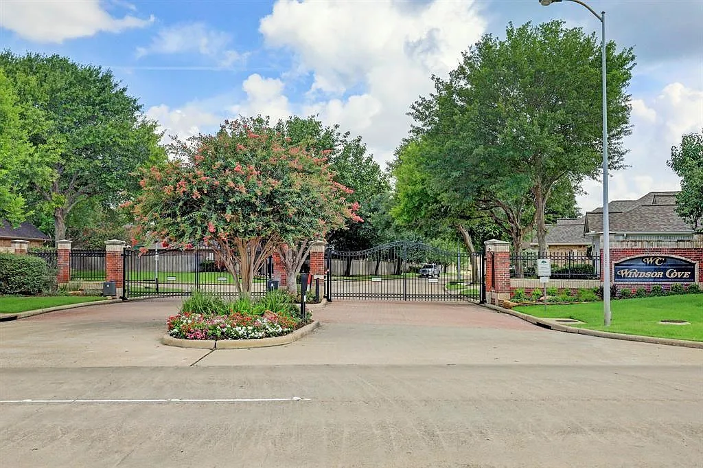 3 bed, 2.0 bath, 2004 sqft, $2,900 — Photo 2