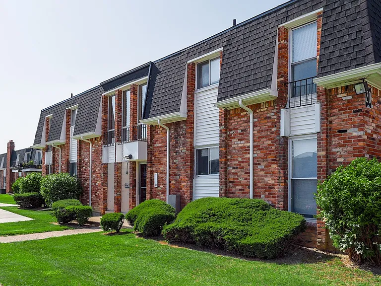 Coach House Apartments — Photo 23