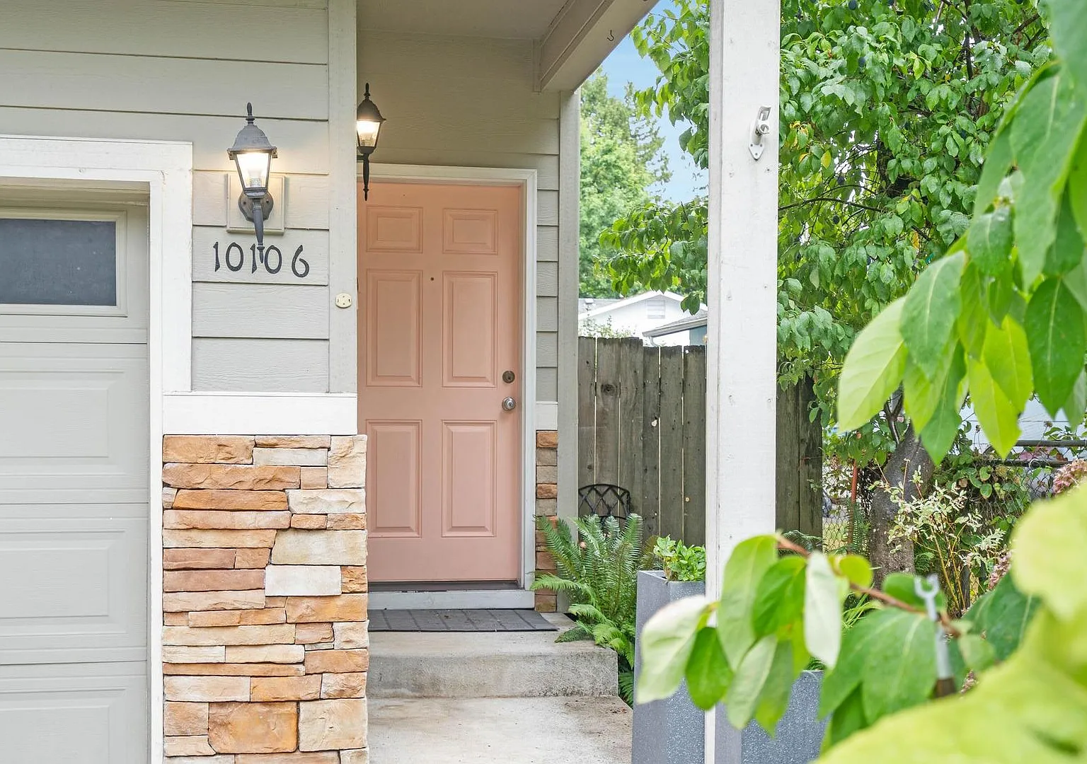 Stunning 3-bdrm/2.5-bath St. Johns home. W/D, AC, 1-car garage, fireplace, fenced yard — Photo 2