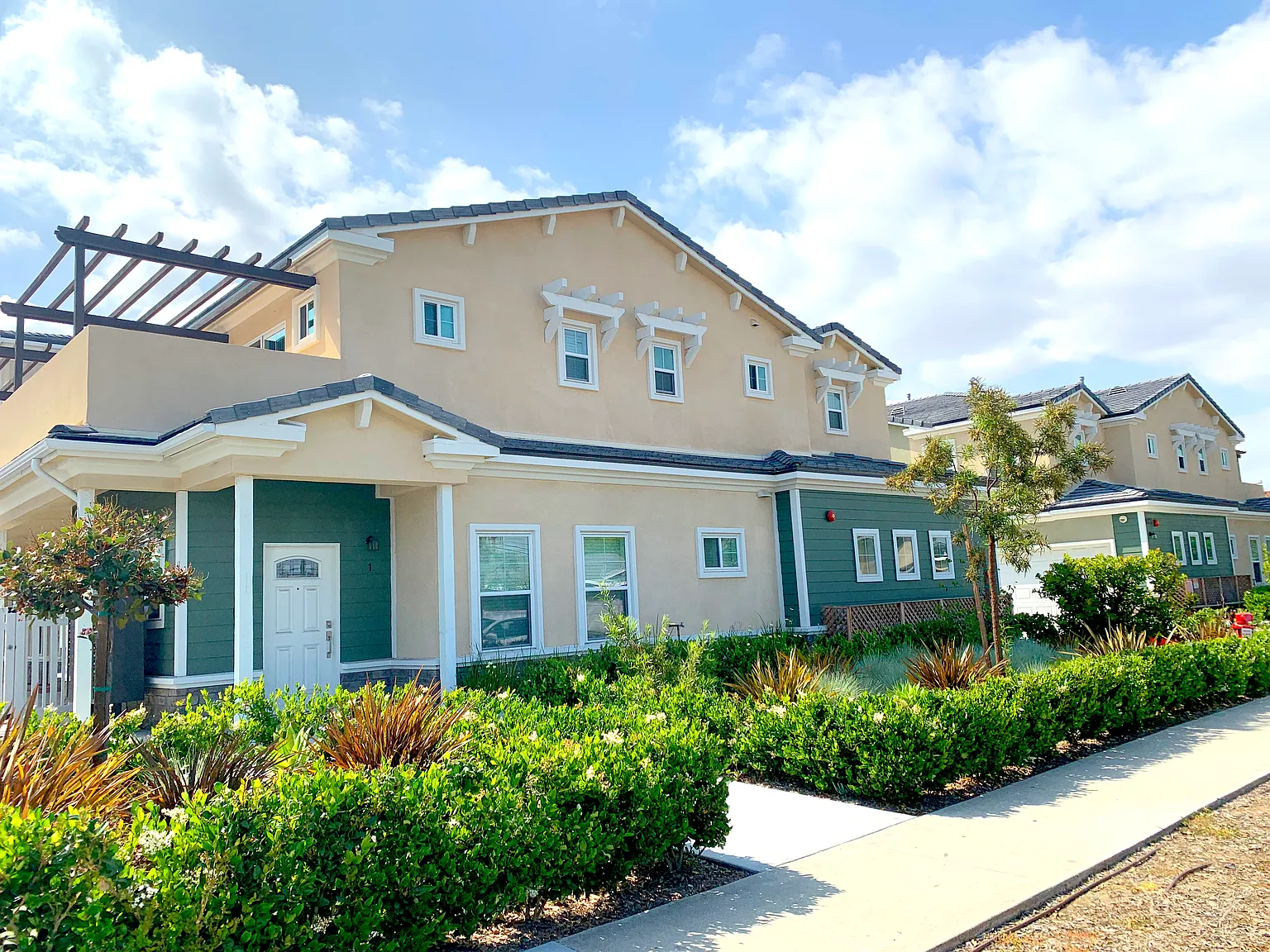 3 bed, 4.5 bath, 2136 sqft, $3,800 — Photo 3