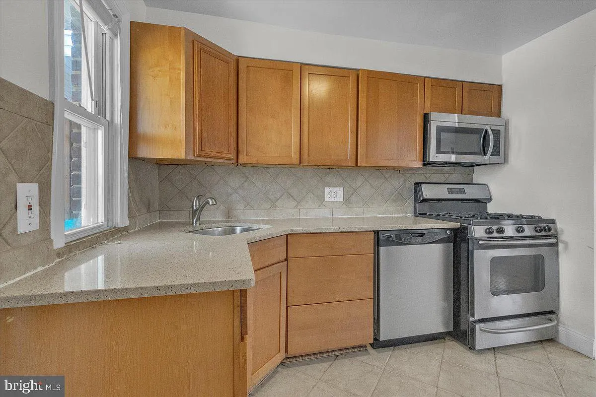 3 bed, 1056 sqft, $3,200 — Photo 3