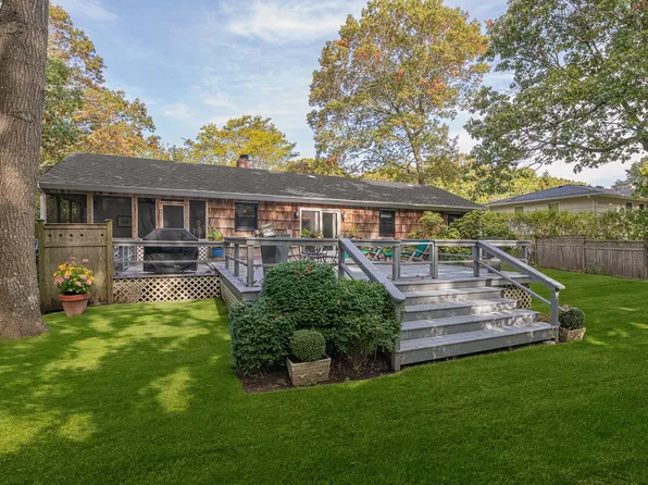 25 Highlands Dr, Southampton, NY 11968