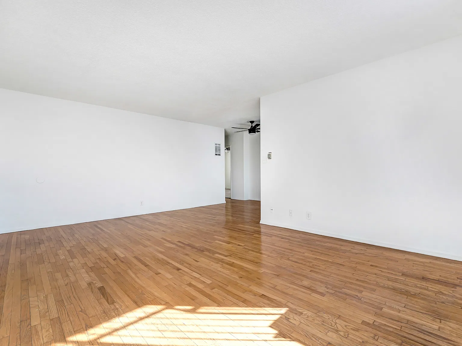 2 bed, 900 sqft, $2,545 — Photo 2