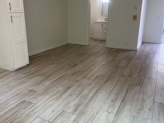 5th image of 14762 Vanowen St #100