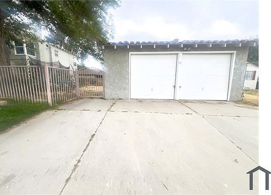 2nd image of 205 W Lancaster Blvd