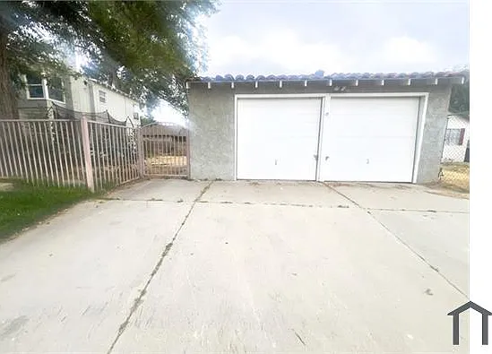 205 W Lancaster Blvd — Photo 2