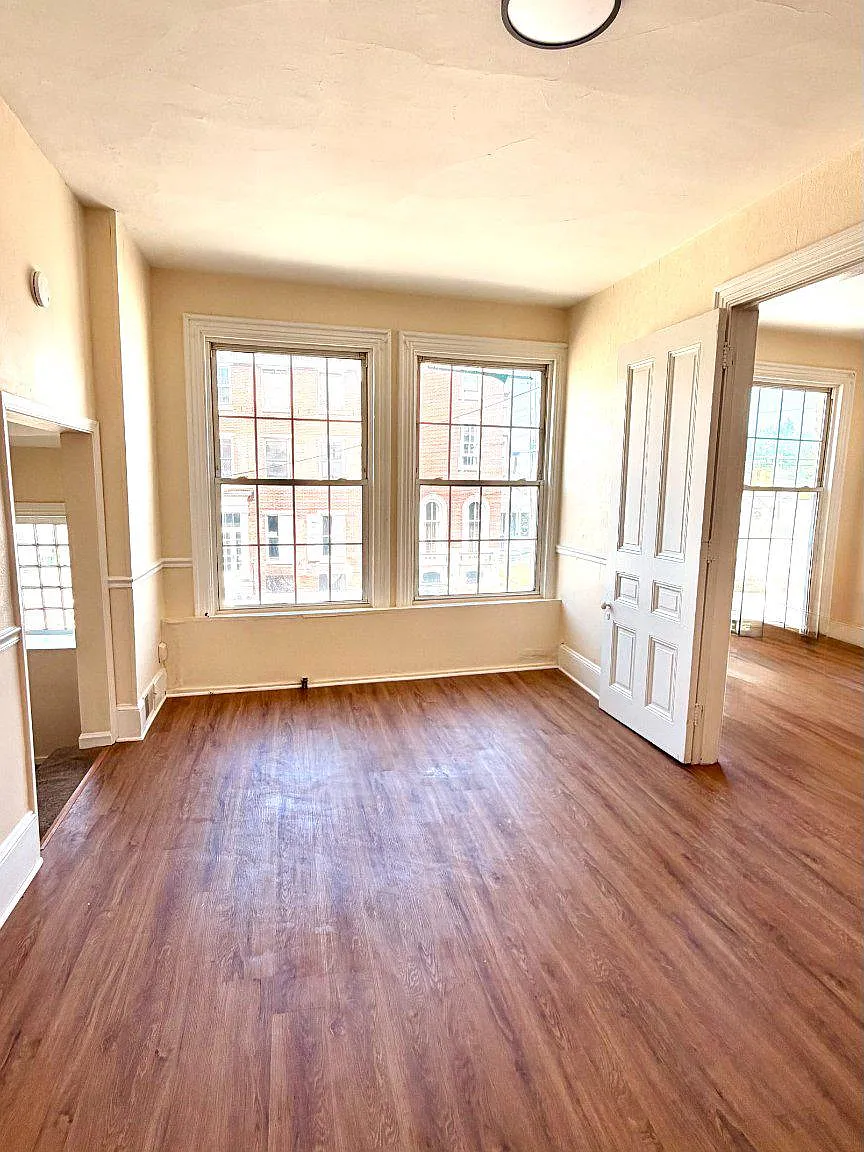 2 bed, 1.5 bath, 3000 sqft, $1,400 — Photo 3