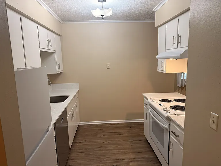 2025 NW Hickory Ln #8 — Photo 6