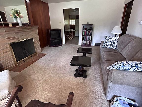 4th image of 1099 Charles St