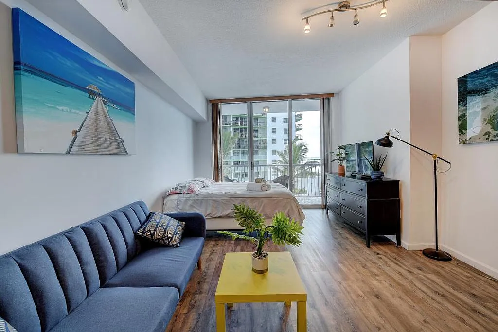 Studio, 401 sqft, $2,100 — Photo 1
