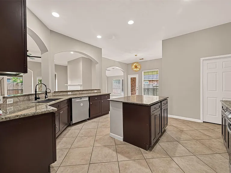 706 Silver Creek Cir — Photo 24
