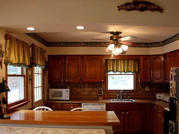 Spacious Eat-In Kitchen