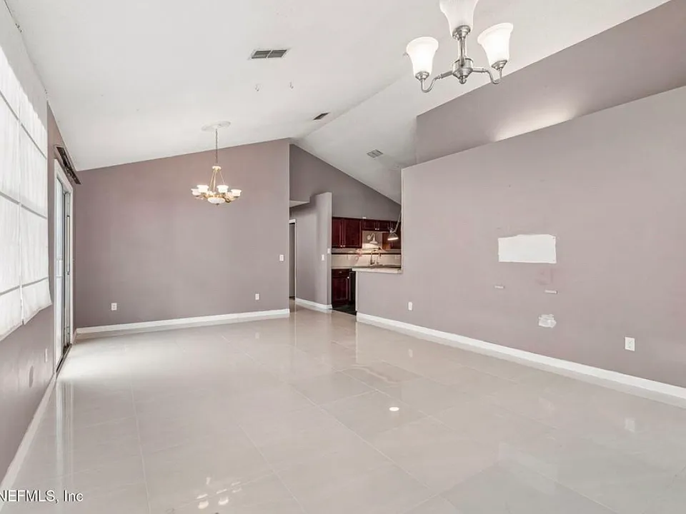 5065 Knightsbridge Cir N