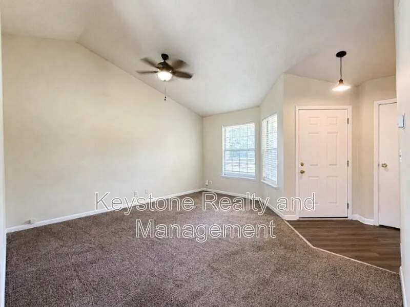 3 bed, 2.0 bath, 1125 sqft, $1,395 — Photo 2