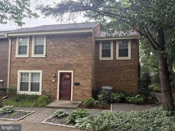 2172 Golf Course Dr, Reston, VA 20191