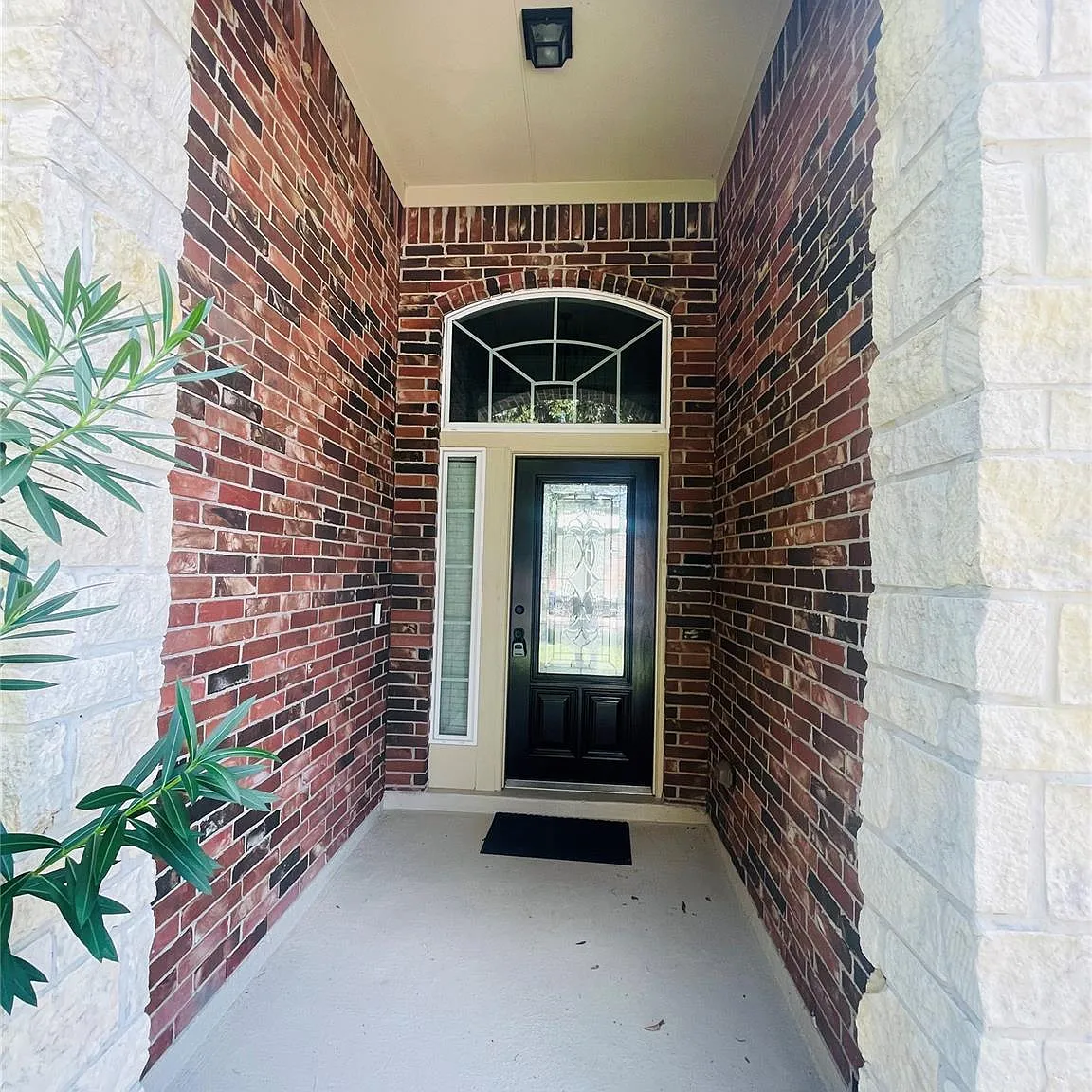 4 bed, 2.0 bath, 2247 sqft, $2,200 — Photo 2