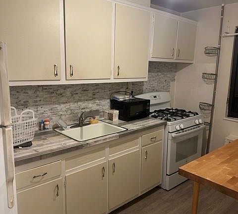 3rd image of 2337 Hudson Ter APT E19