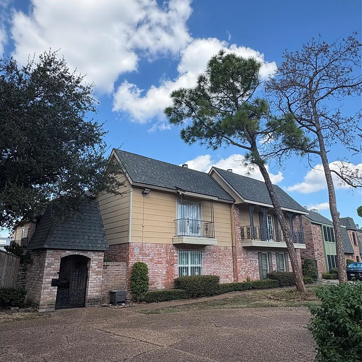 2 bed, 2.5 bath, 1300 sqft, $1,600 — Photo 1