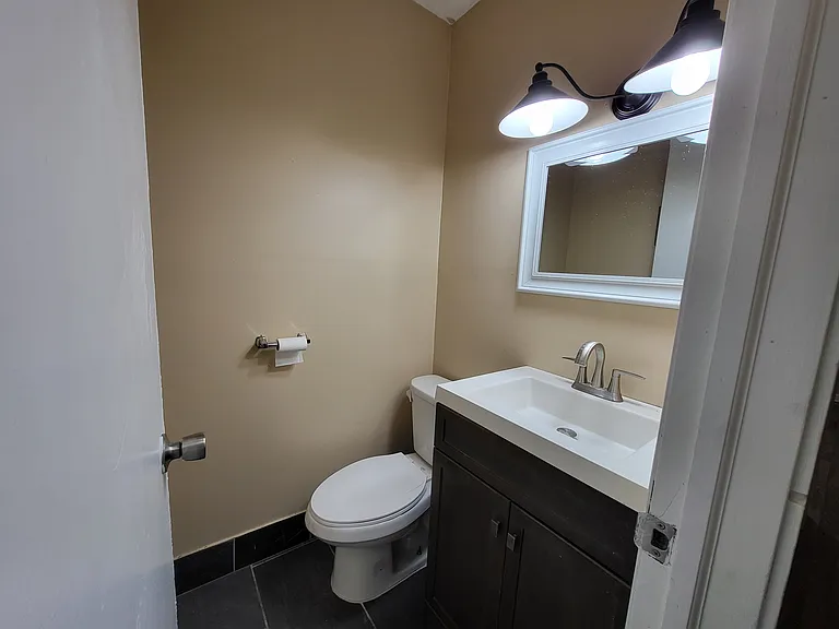 402 Tudor Ct — Photo 7