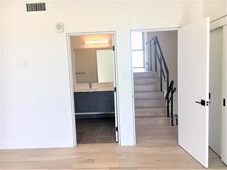 5th image of 810 Ashland Ave #204