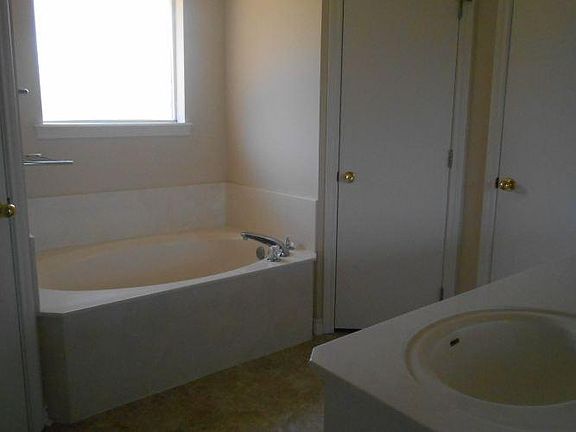 5th image of 3633 Vienna Dr