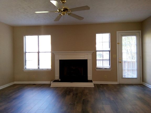 Family room w/gas fireplace