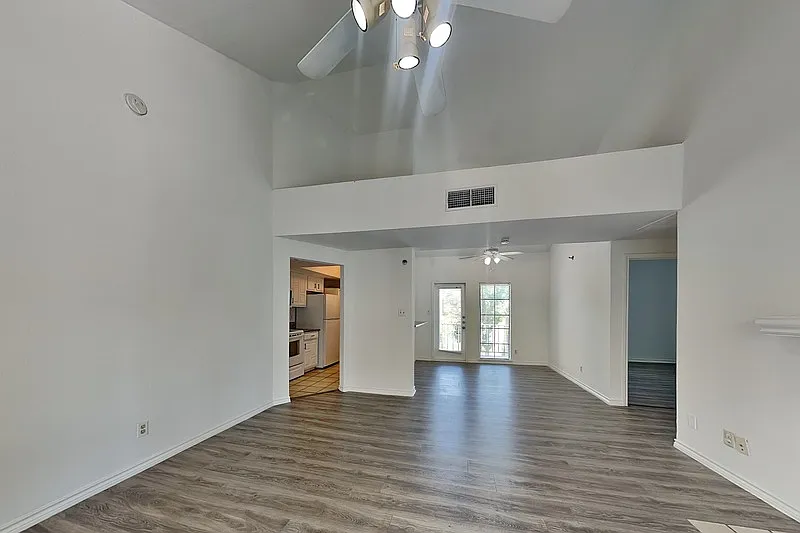 1 bed, 1.0 bath, 762 sqft, $1,295 — Photo 3