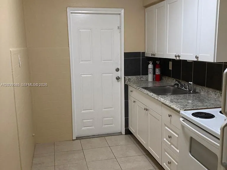 704 SE 21st St #4 — Photo 3