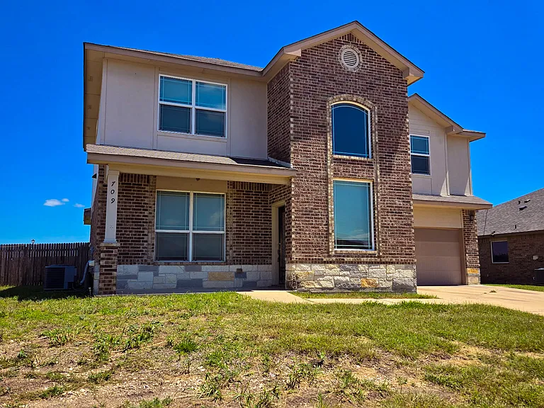 709 W Vega Ln — Photo 2