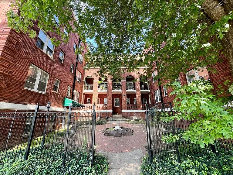 116 E Chestnut St #32 — Photo 24