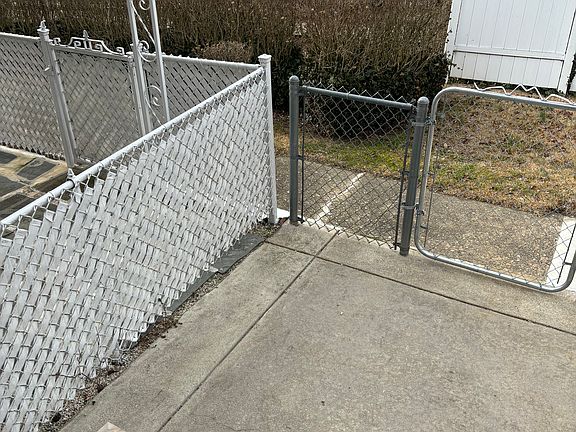 4th image of 11 Windsor Ln #1