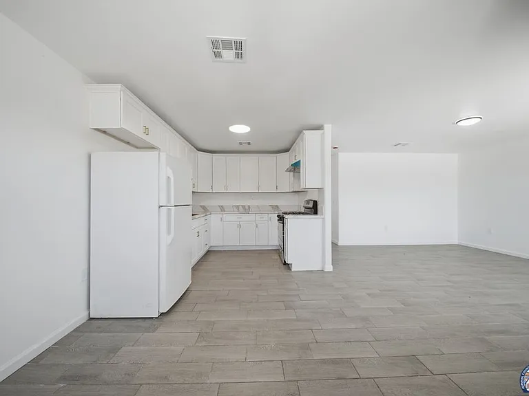 1077 Wozencraft St — Photo 11
