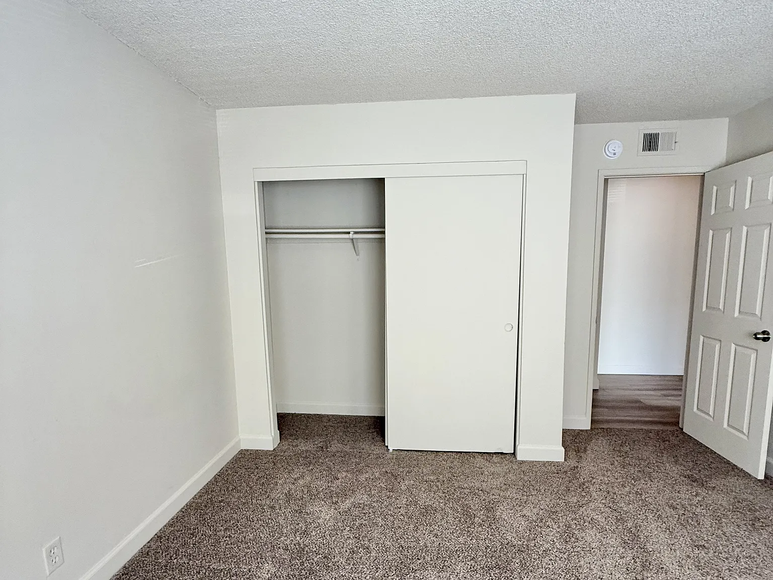 Chrysler Drive, 2120 (J) - 2 — Photo 4
