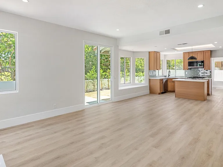 4543 Avenida Manessa — Photo 7