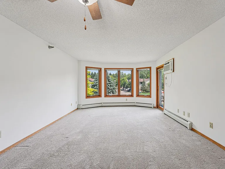 Oaks Lincoln Apartments — Photo 9
