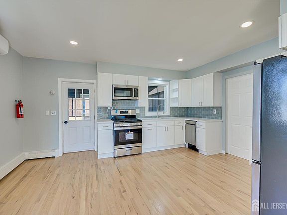 5th image of 34 Tillman St