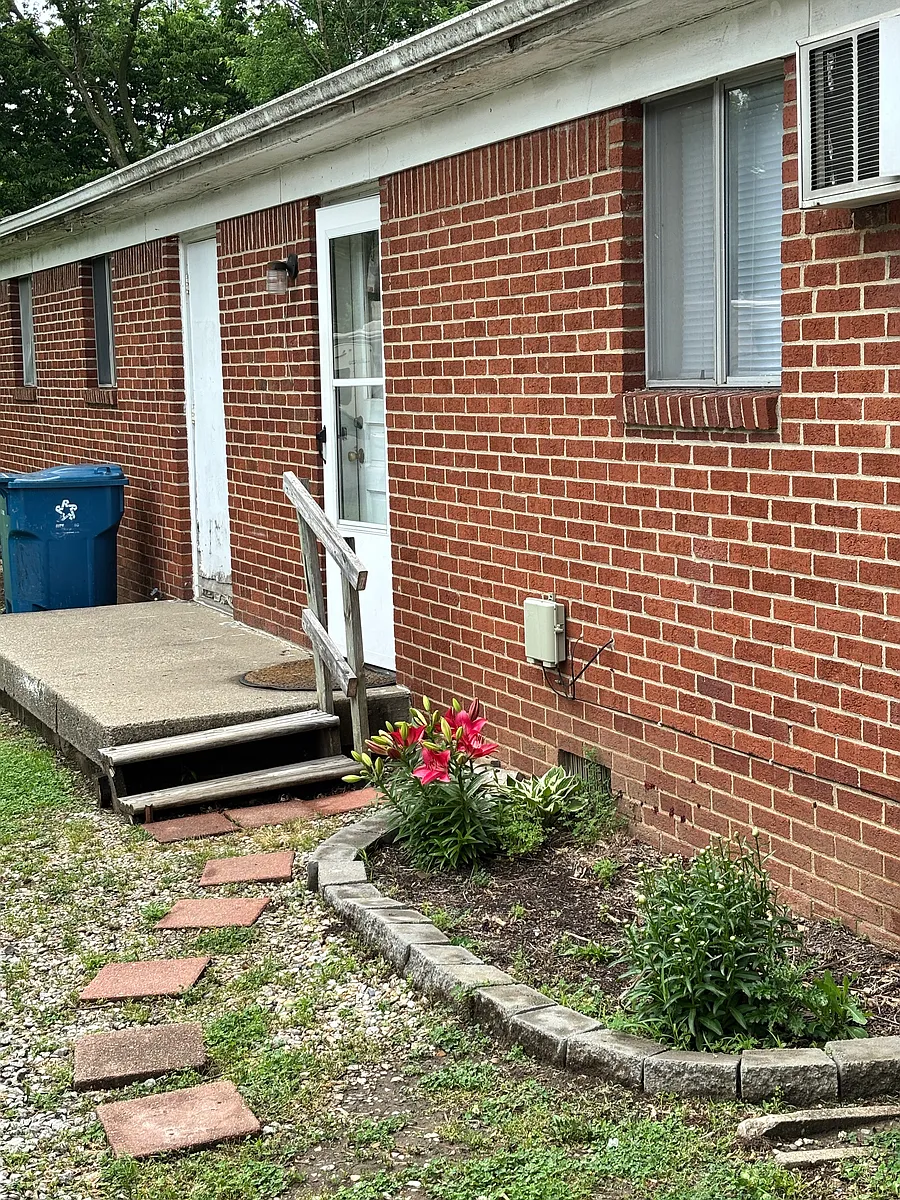 Building Photo - 304 Cossell Dr #304