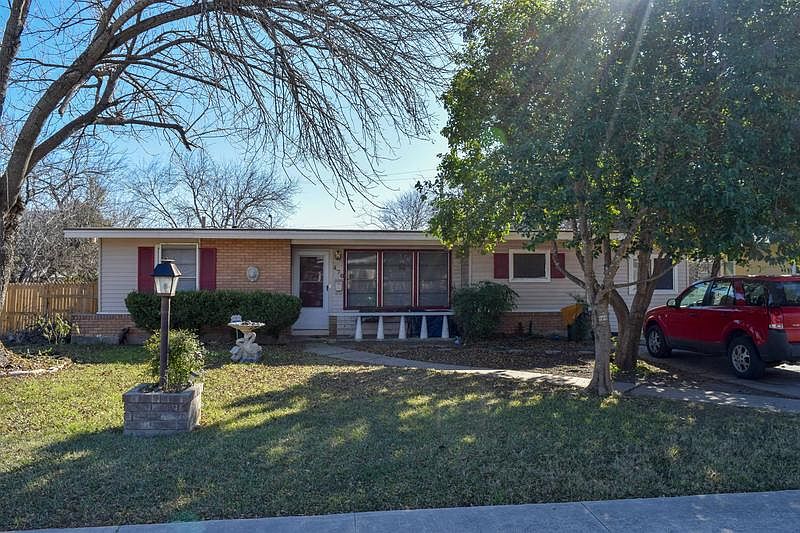 1st image of 470 Springwood Ln