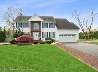 1 Vail Valley Dr, Manalapan, NJ 07726