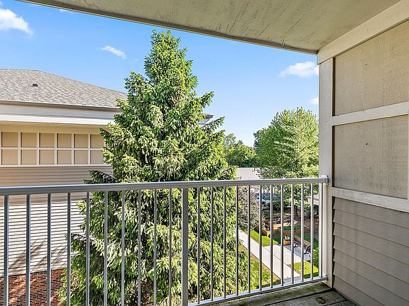 5th image of 605 Barrington Ave APT 324